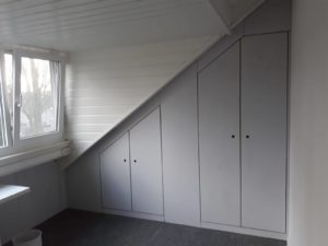 Kastenwand op maat onder een schuin dak