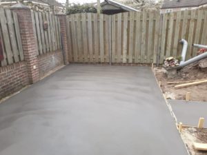 Nette betonvloer bij een schutting