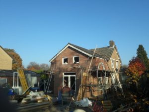 Woning in verbouwing met steigerwerk