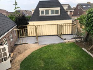 Buitenwerk aan een bijgebouw