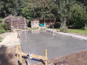 Betonvloer in een achtertuin